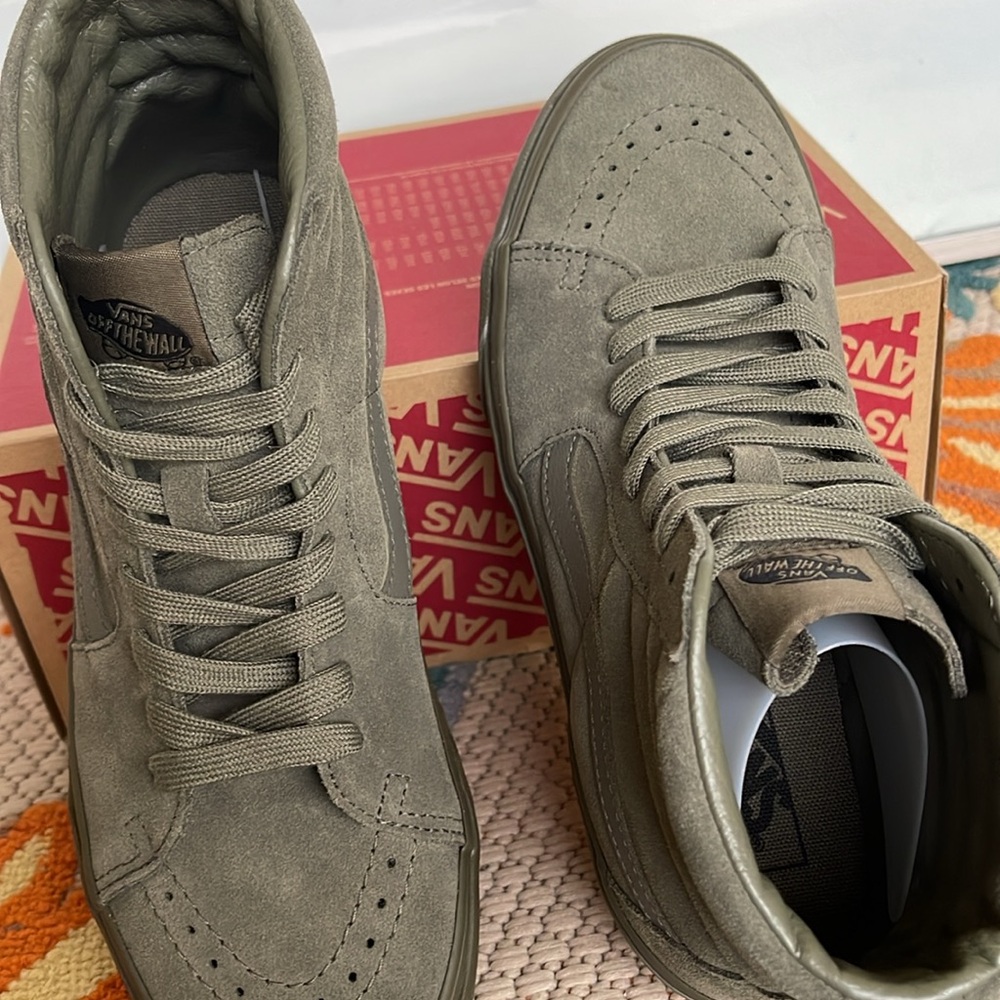 Vans Men’s Sk8-Hi
Mono Suede Olive
VN000CP9OLV
SNEAKERS - Picture 13 of 16